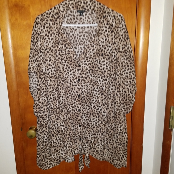 torrid Tops - 6X Torrid Leopards Short Sleeve Button Up